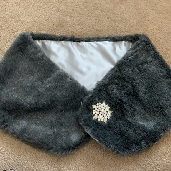 Faux fur wrap - Picture 3 of 7